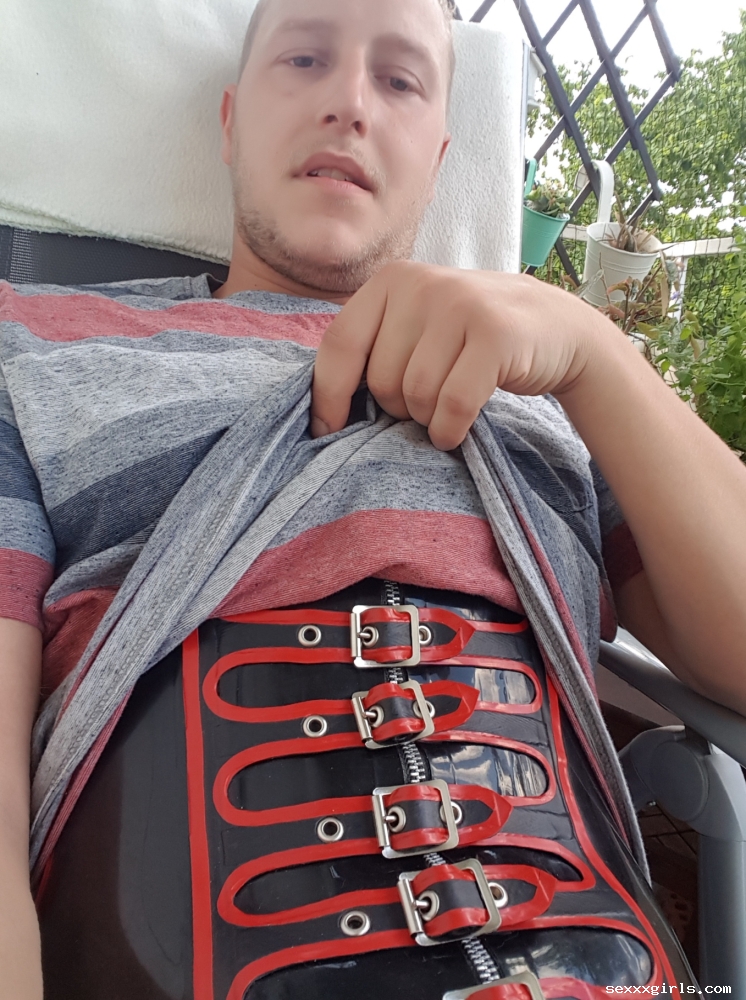 Fetisch hure Benjamin Fiegl enges Latex Korsett 